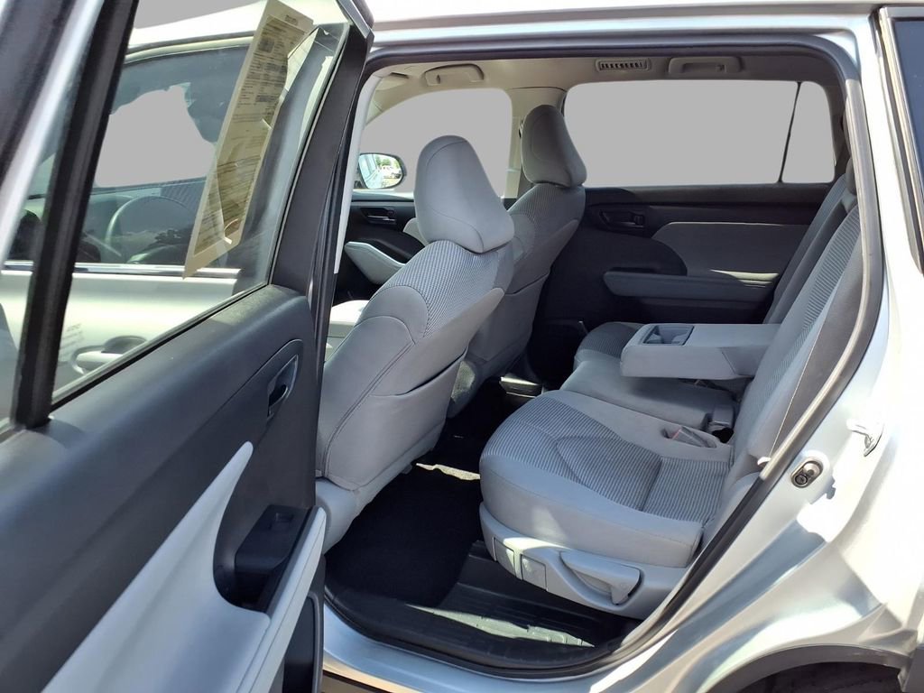 Used 2023 Toyota Highlander L FWD image 27