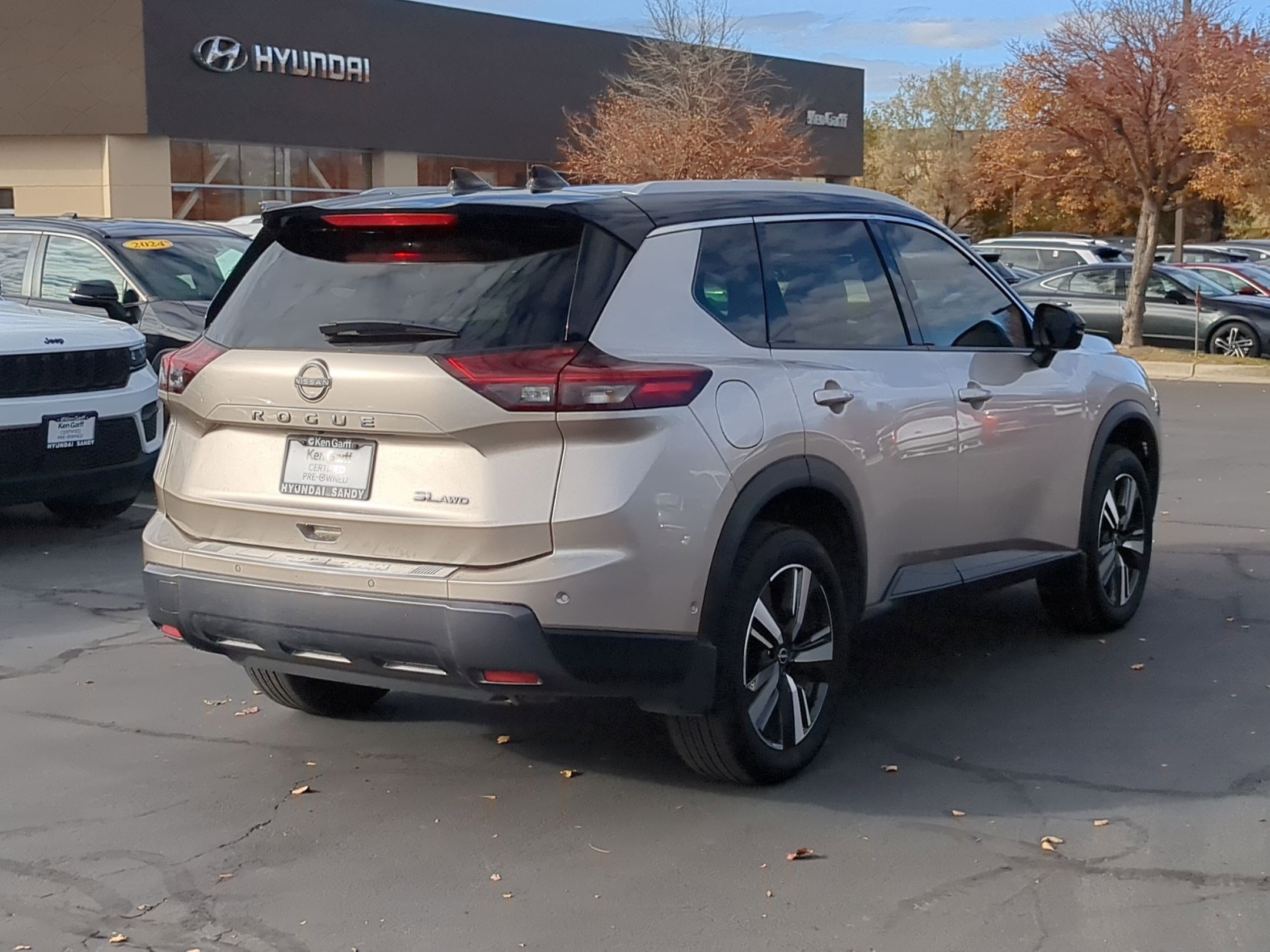 Used 2025 Nissan Rogue SL w/ Tech Package image 3