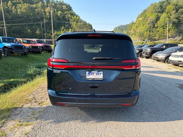 Used 2025 Chrysler Pacifica Limited FWD image 21