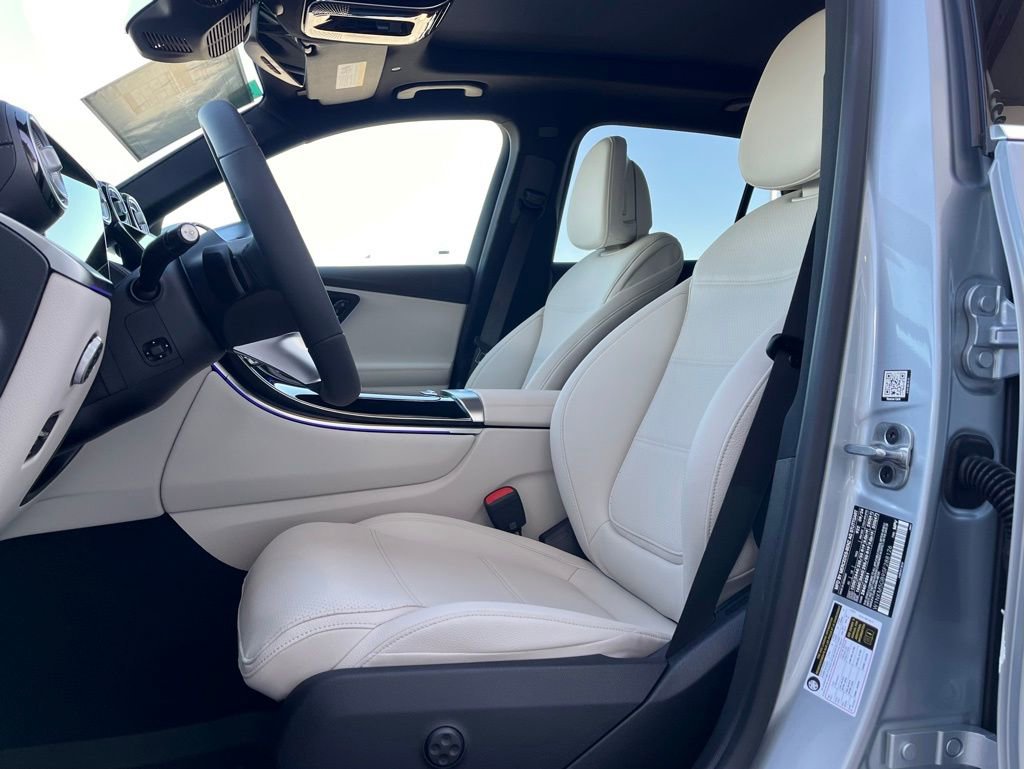 Used 2025 Mercedes-Benz GLC 350e 4MATIC image 3