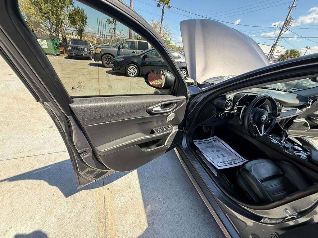 Used 2017 Alfa Romeo Giulia Ti w/ TI 19" Sport Package AWD/4WD image 17
