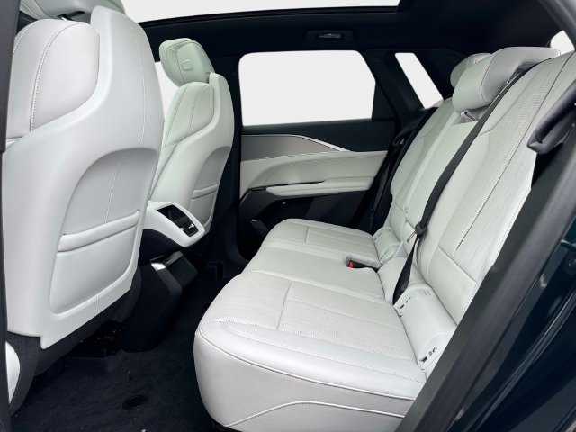 New 2027 Cadillac Lyriq Luxury w/ LPO, Floor Liner Package AWD/4WD image 11