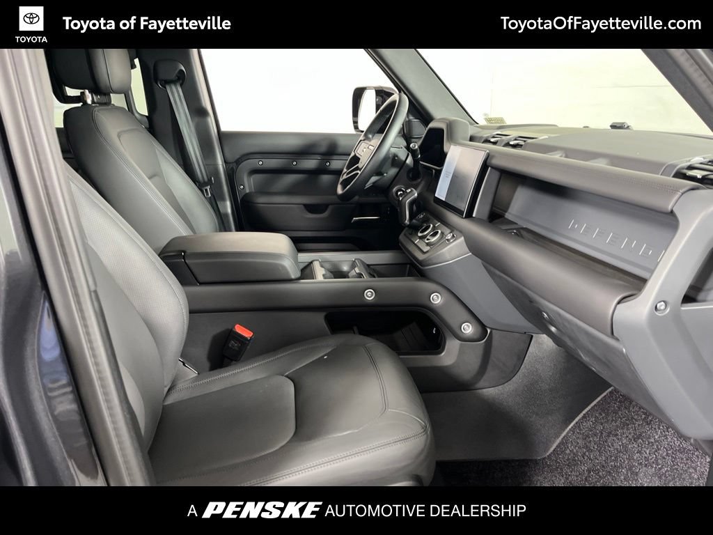 Used 2025 Land Rover Defender 130 X-Dynamic SE AWD/4WD image 9