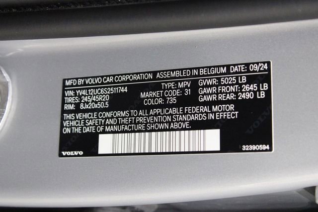 Used 2025 Volvo XC40 B5 Plus image 22