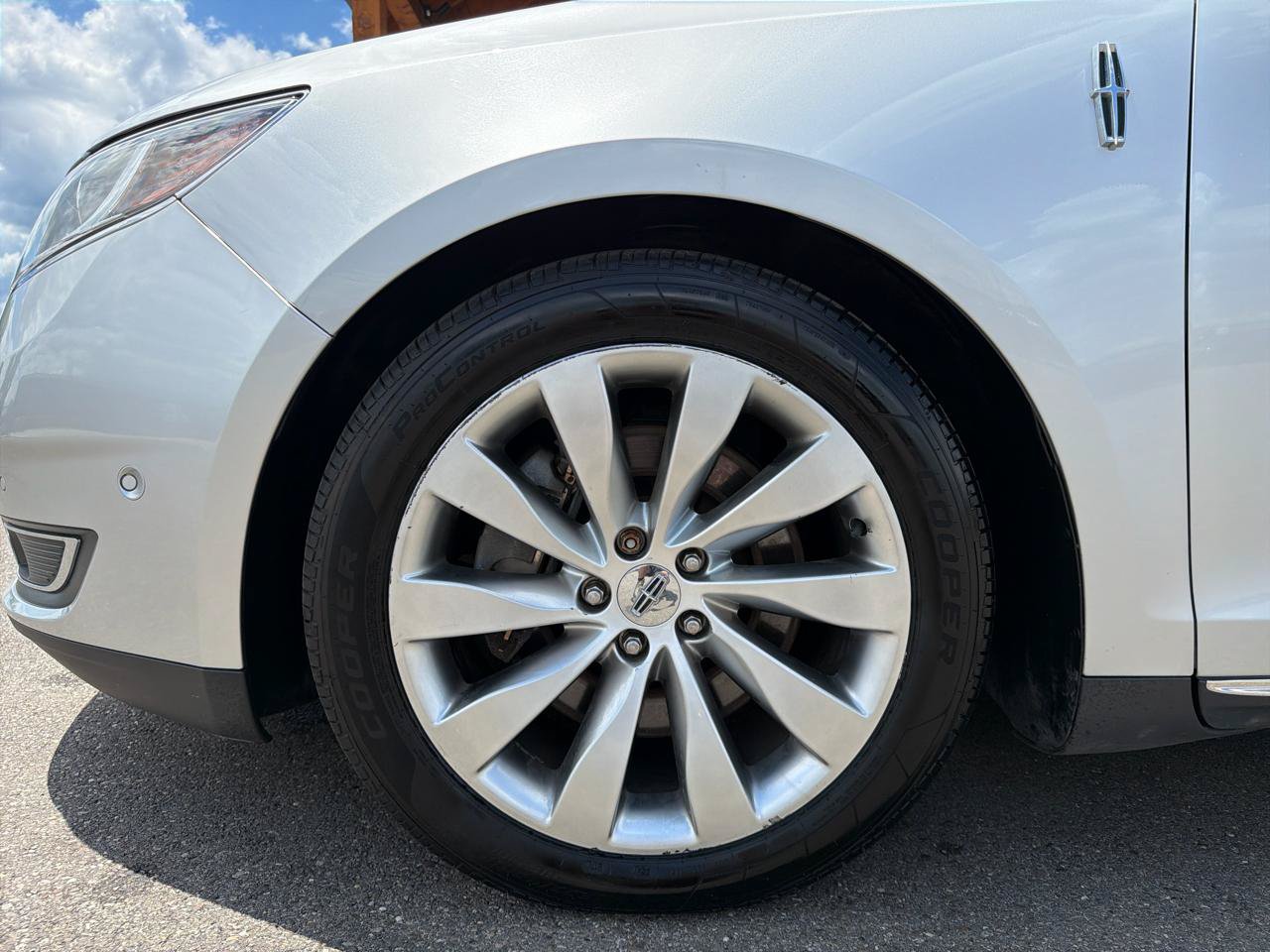 Used 2013 Lincoln MKS AWD image 22