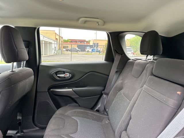 Used 2019 Jeep Cherokee Latitude w/ Cold Weather Group AWD/4WD image 16