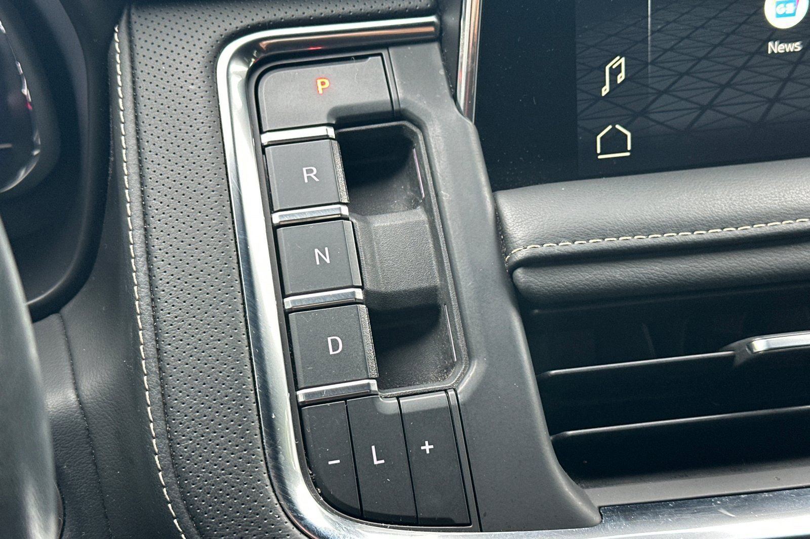 Used 2023 GMC Yukon SLT image 34