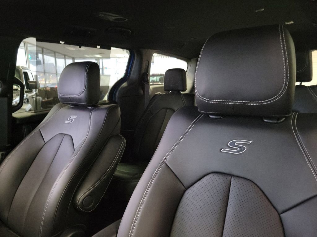 New 2026 Chrysler Pacifica Select w/ S Appearance Package image 17