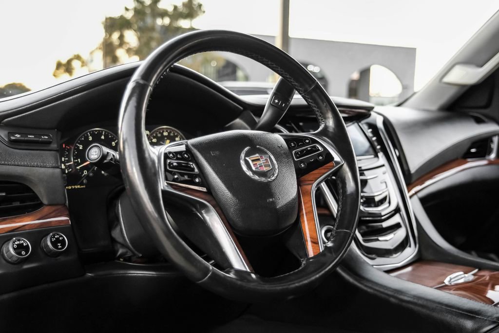 Used 2015 Cadillac Escalade Luxury image 14