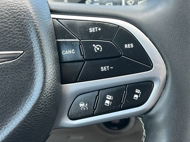 Used 2023 Chrysler Pacifica Touring-L FWD image 22