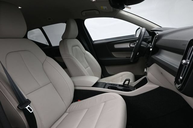 Used 2022 Volvo XC40 T4 Momentum FWD image 32