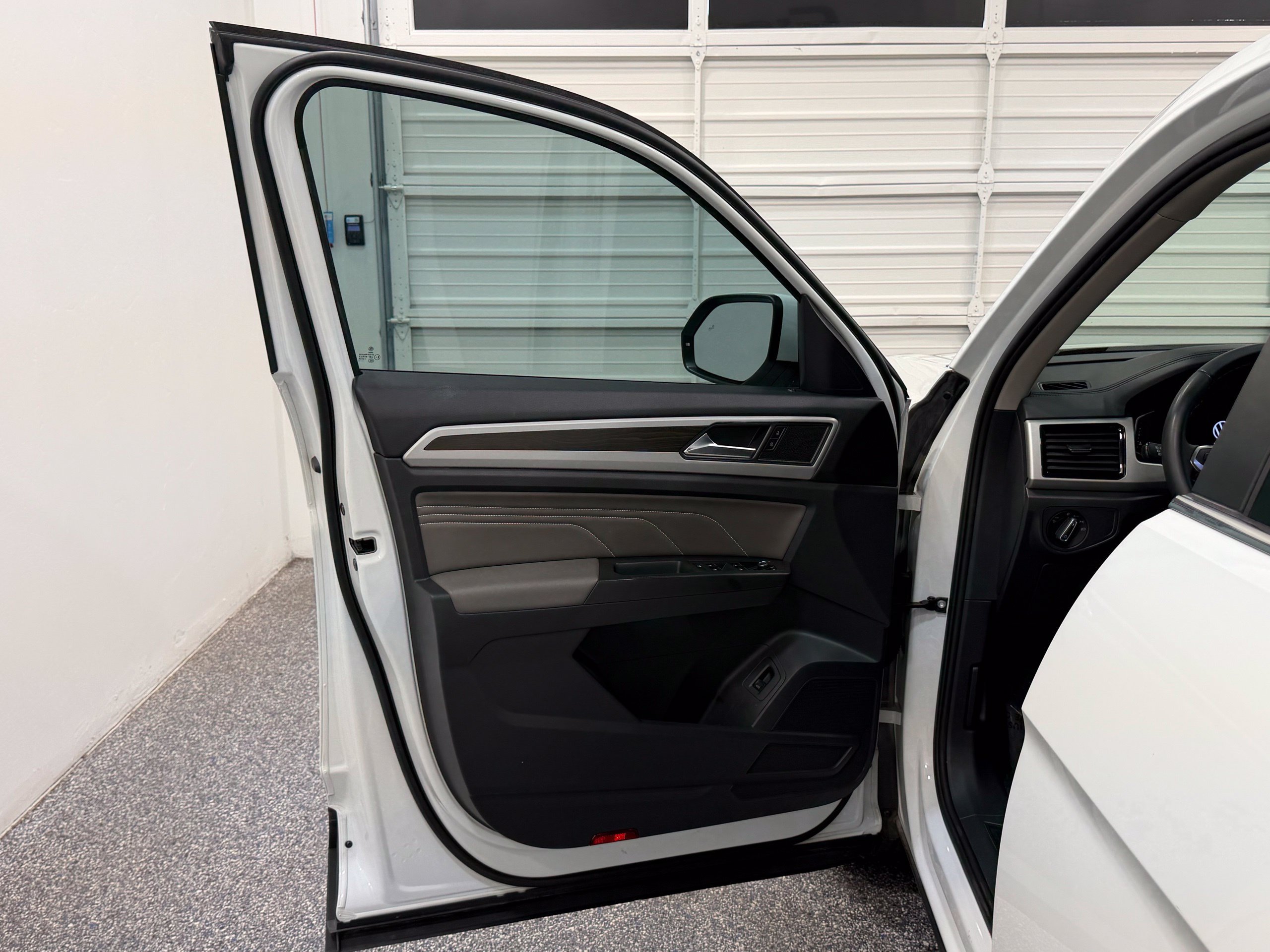Certified 2023 Volkswagen Atlas SE w/ Black Wheel Package FWD image 20