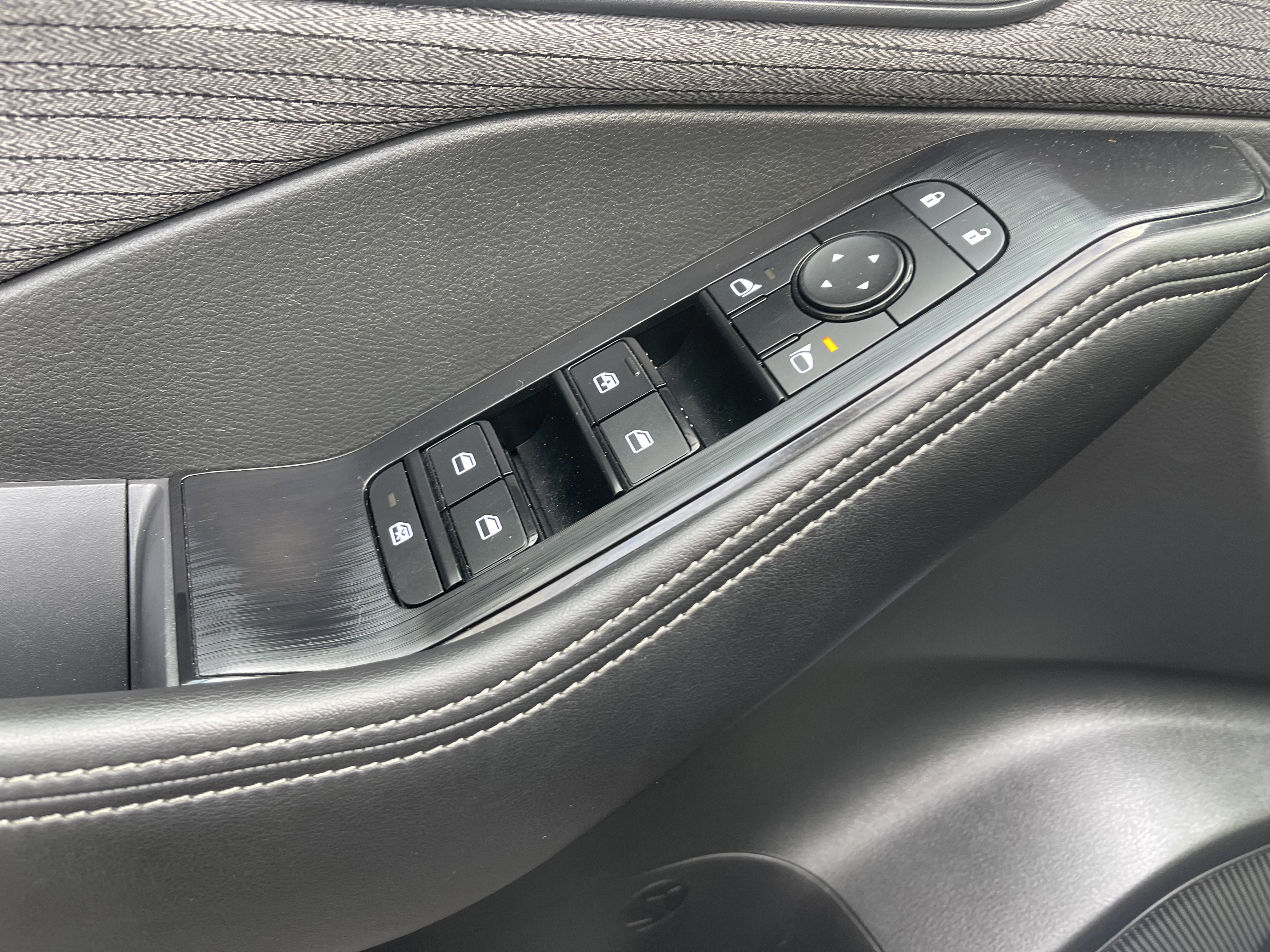 Used 2023 Nissan Rogue SV image 14