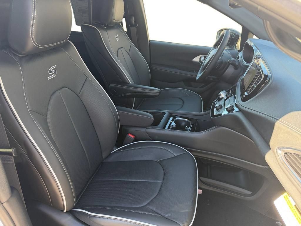 New 2026 Chrysler Pacifica Limited w/ Uconnect Theater Family Group FWD image 15