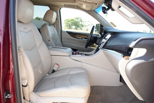 Used 2018 Cadillac Escalade Luxury AWD/4WD image 18