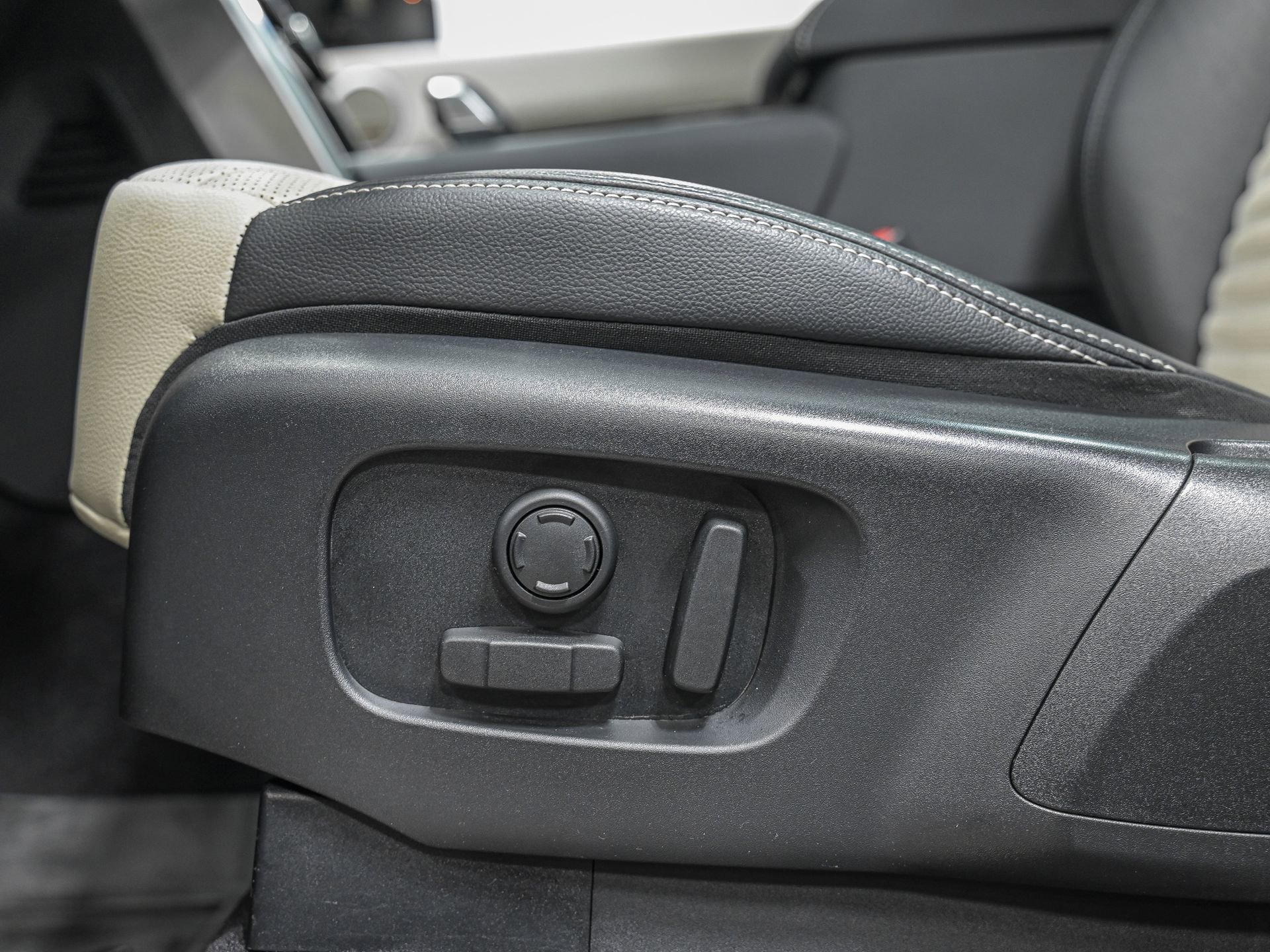 Used 2023 Land Rover Discovery S R-Dynamic image 14