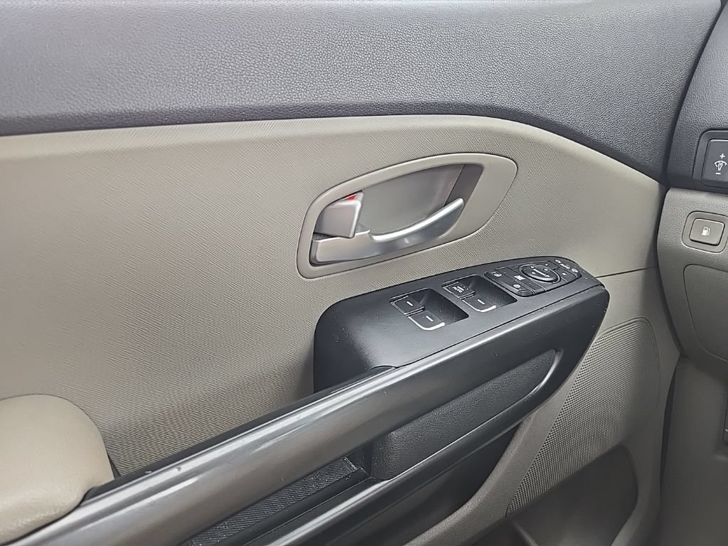 Used 2017 Kia Sedona LX w/ LX Essentials Premium Package FWD image 18