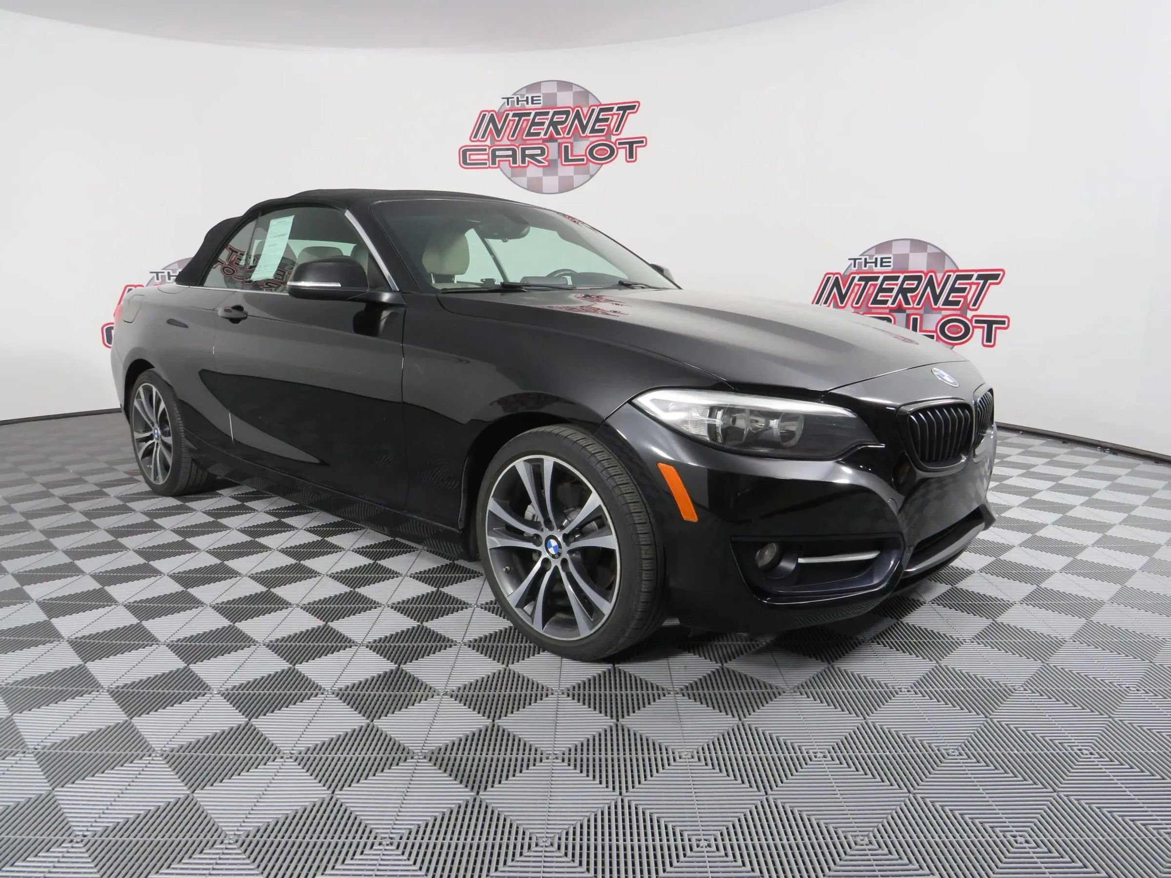 Used 2017 BMW 230i Convertible image 3