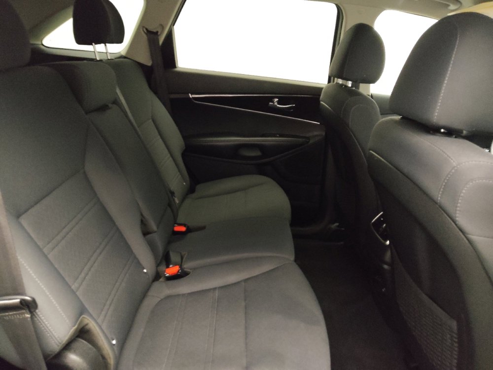 Used 2020 Kia Sorento LX FWD image 19