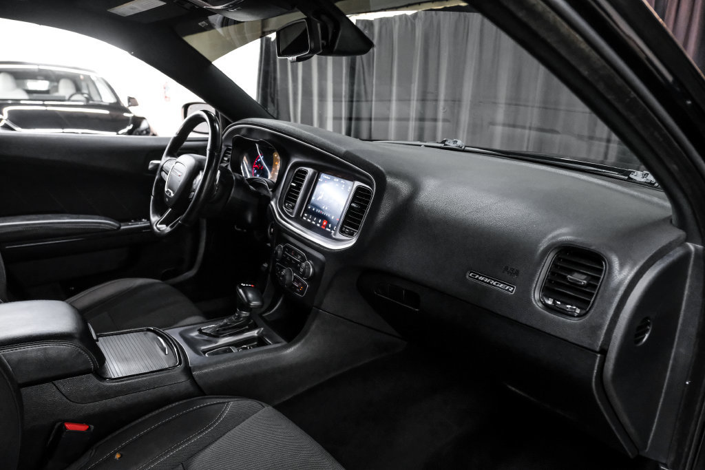 Used 2019 Dodge Charger SXT w/ Blacktop Package AWD/4WD image 14