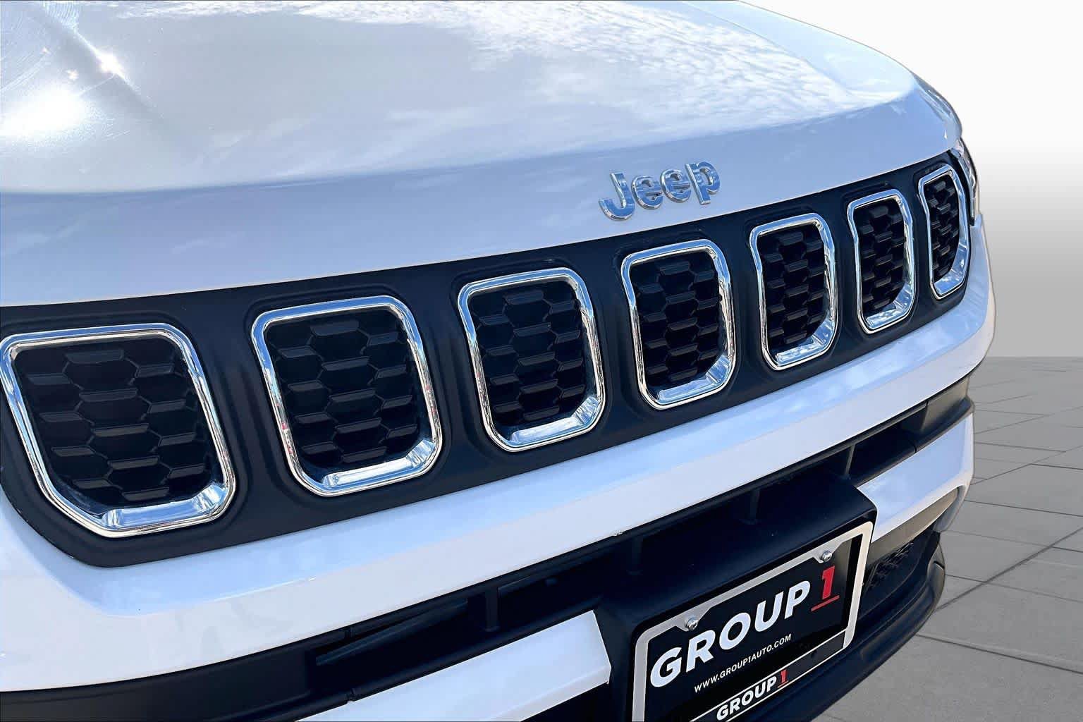Used 2024 Jeep Compass Latitude AWD/4WD image 30