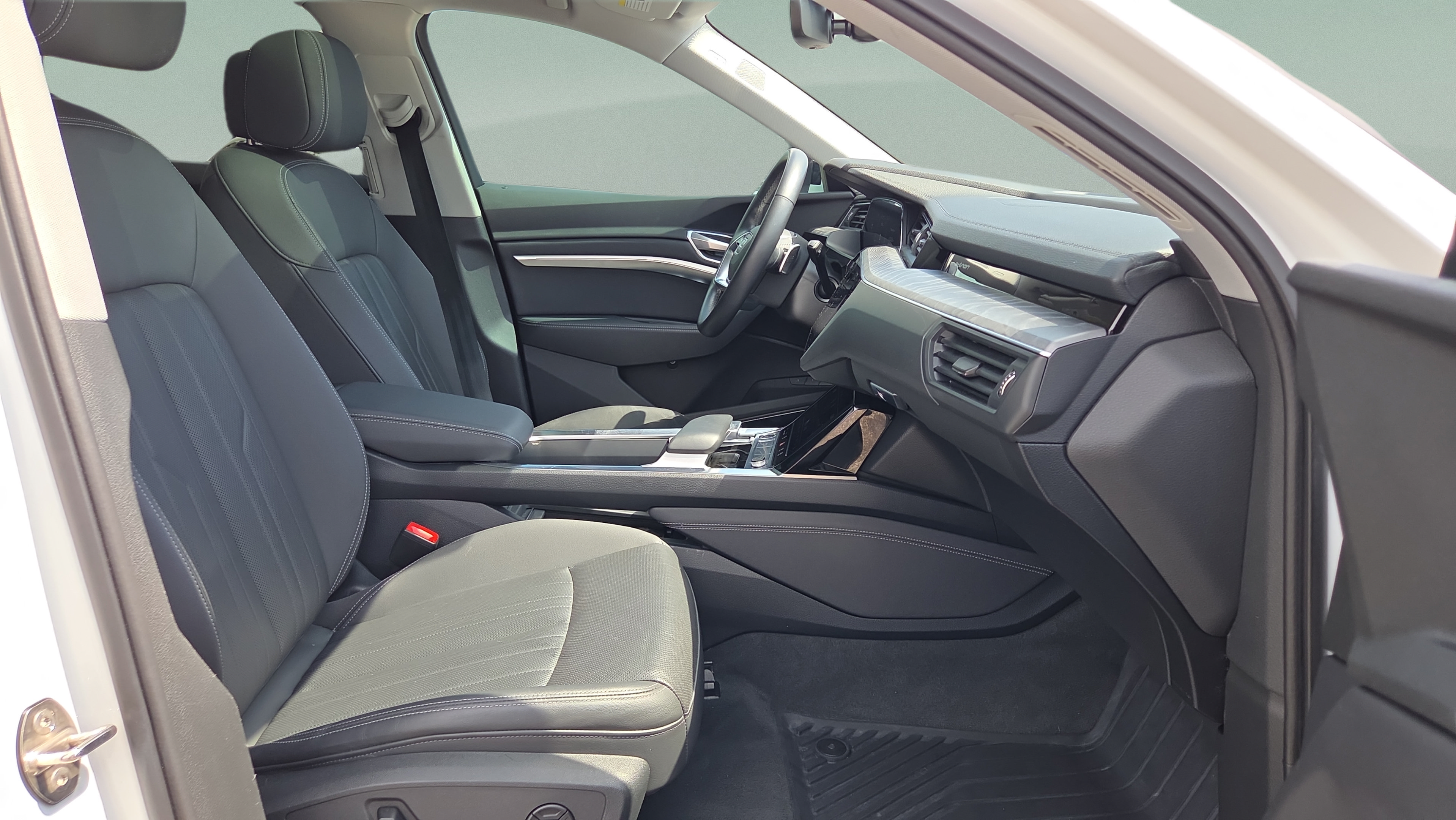 Used 2022 Audi e-tron Premium Plus w/ Premium Plus Package AWD/4WD image 17