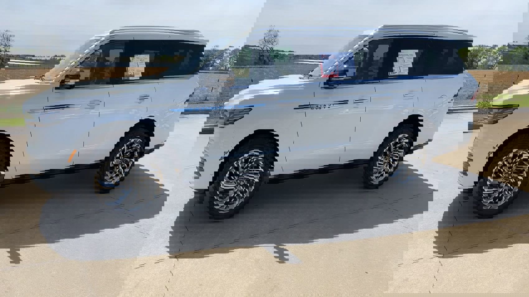 Used 2025 Lincoln Navigator Reserve image 5