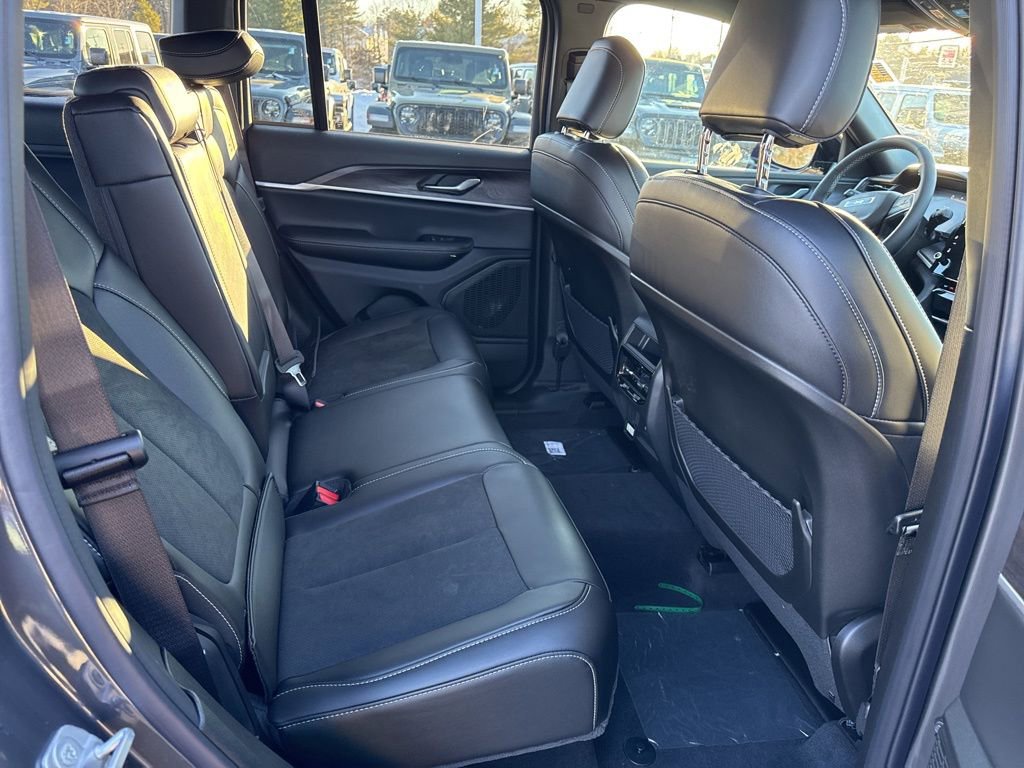 New 2026 Jeep Grand Cherokee Altitude AWD/4WD image 11