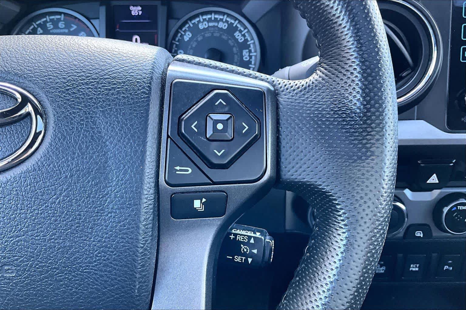 Used 2016 Toyota Tacoma TRD Off-Road w/ Premium & Technology Package AWD/4WD image 25