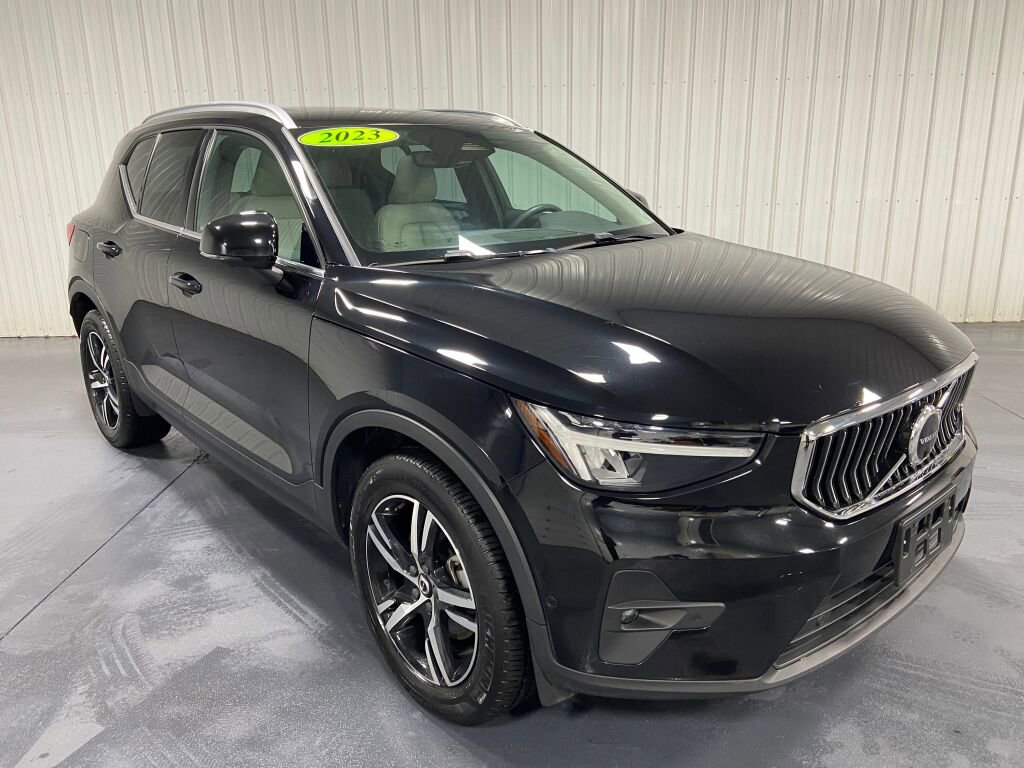 Used 2023 Volvo XC40 B5 Plus image 2