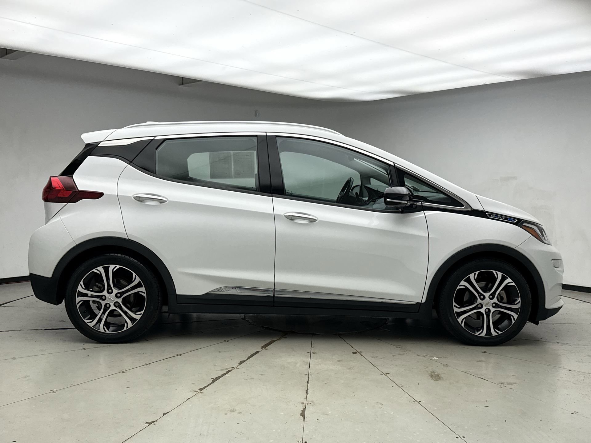Used 2021 Chevrolet Bolt Premier w/ Infotainment Package FWD image 6