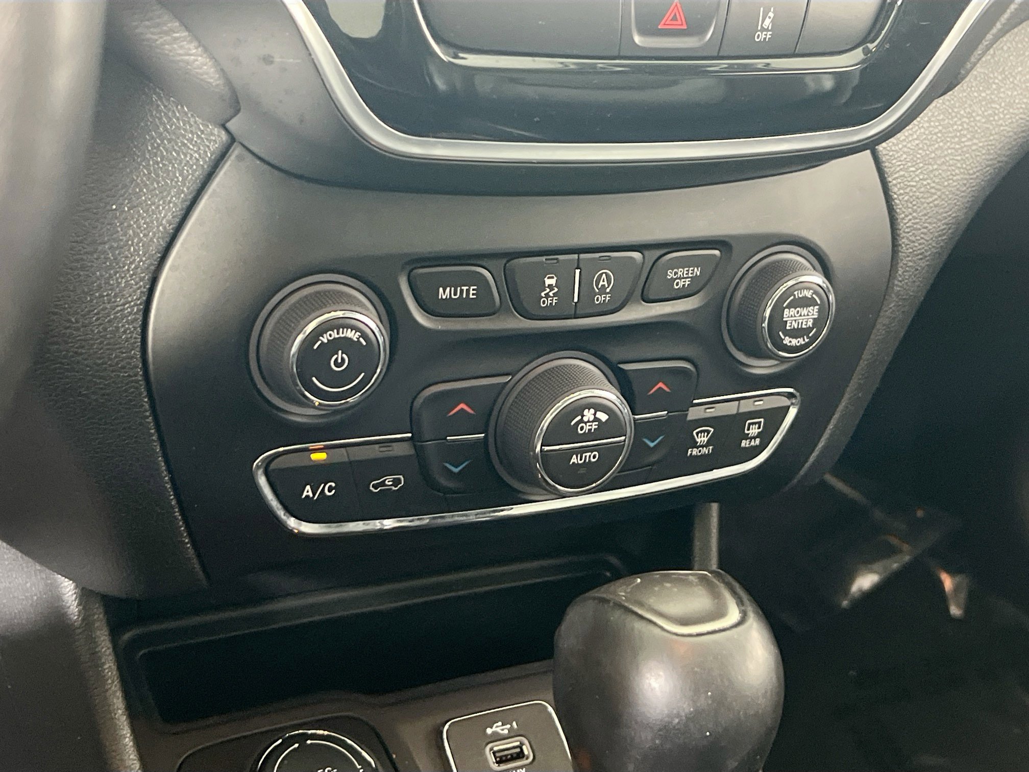 Used 2022 Jeep Cherokee Limited image 15