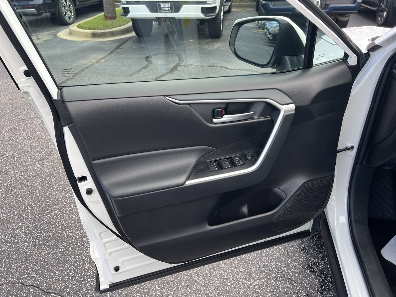 Used 2025 Toyota RAV4 XLE AWD/4WD image 14