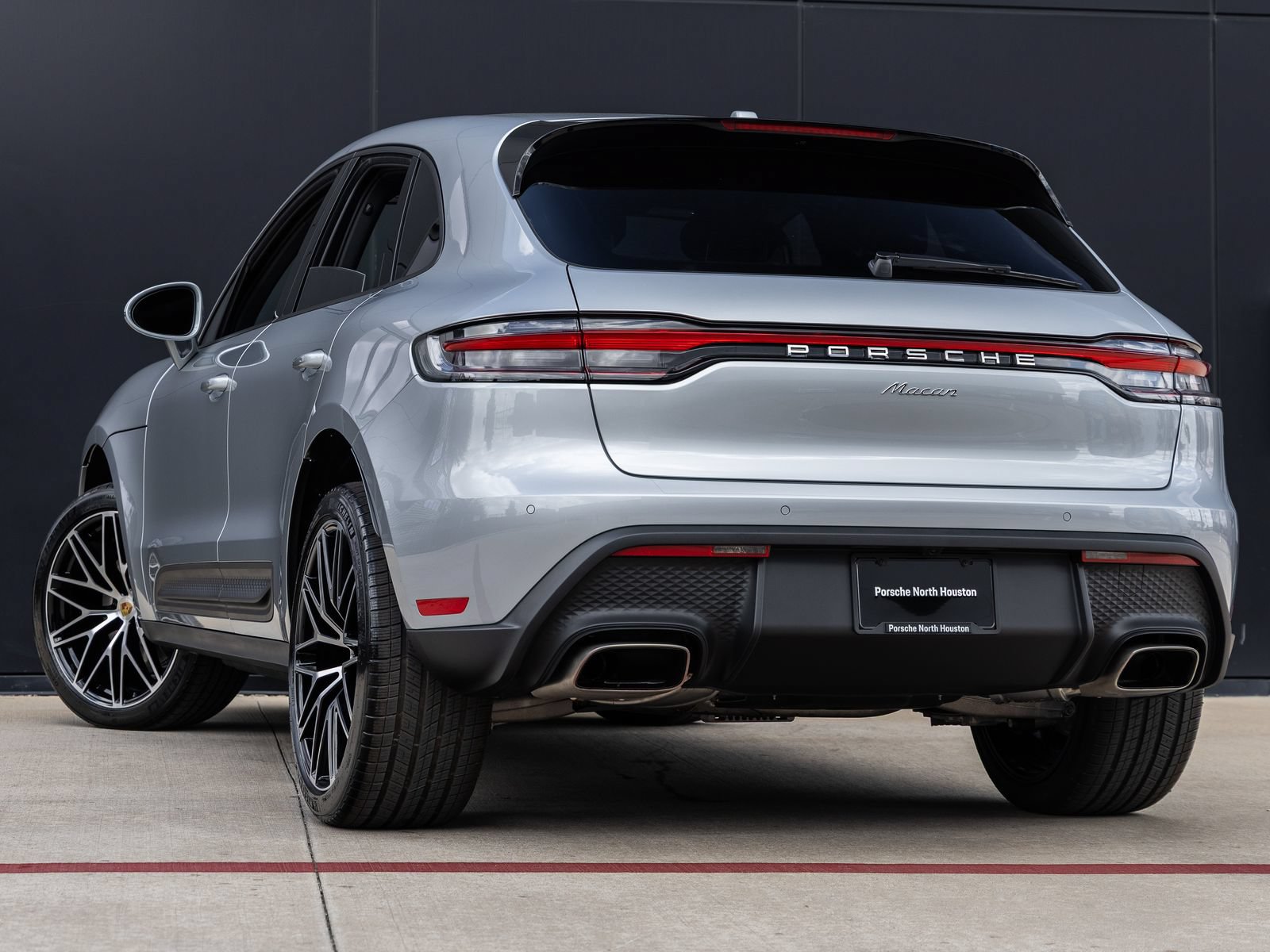 Certified 2026 Porsche Macan AWD/4WD image 3