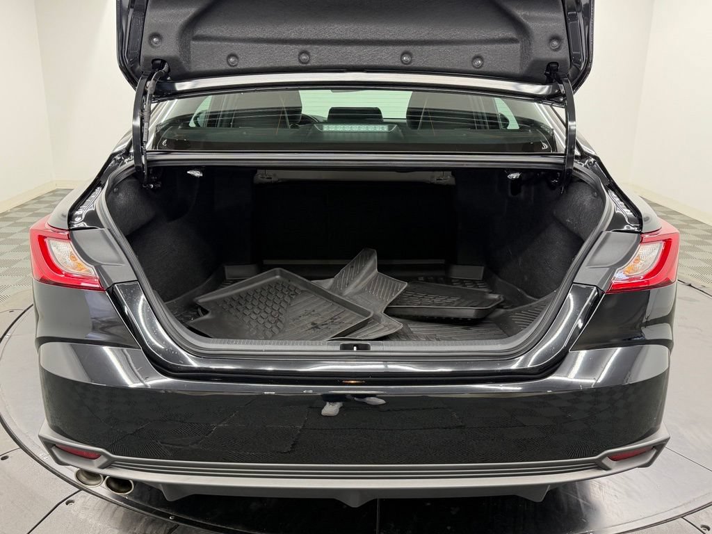 Used 2026 Toyota Camry SE FWD image 15