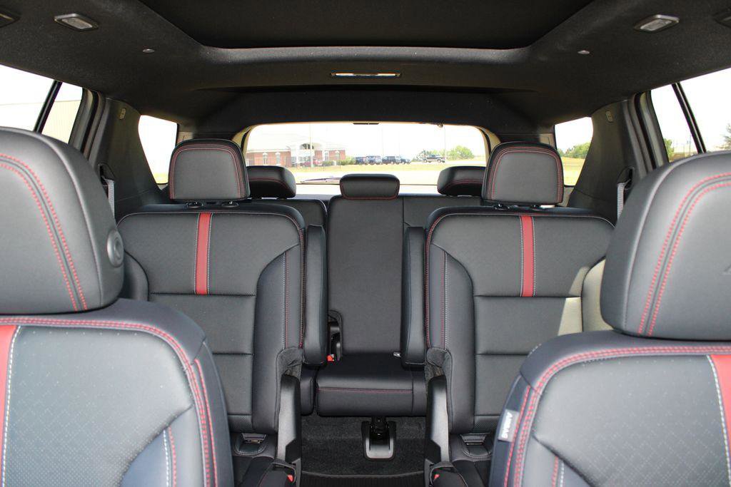 New 2026 Chevrolet Traverse RS w/ LPO, Floor Liner Package FWD image 16