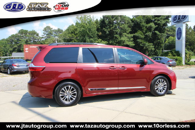 Used 2018 Toyota Sienna XLE Premium w/ Carpet Mat Package FWD image 8