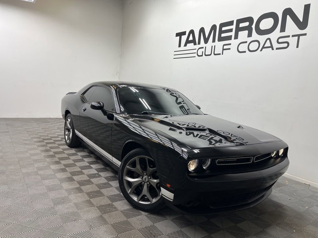 Used 2017 Dodge Challenger SXT image 1