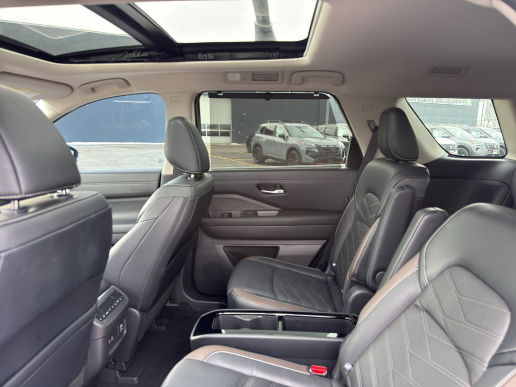 Used 2023 Nissan Pathfinder Platinum w/ Lighting Package (N93) image 33