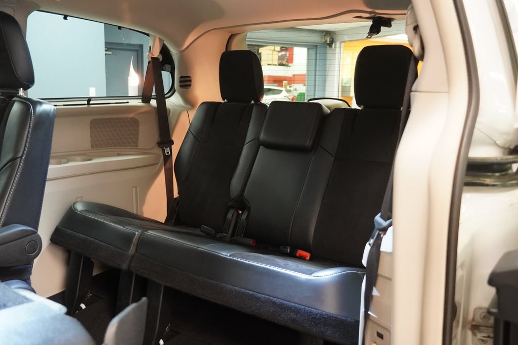 Used 2014 Chrysler Town & Country Touring-L FWD image 28