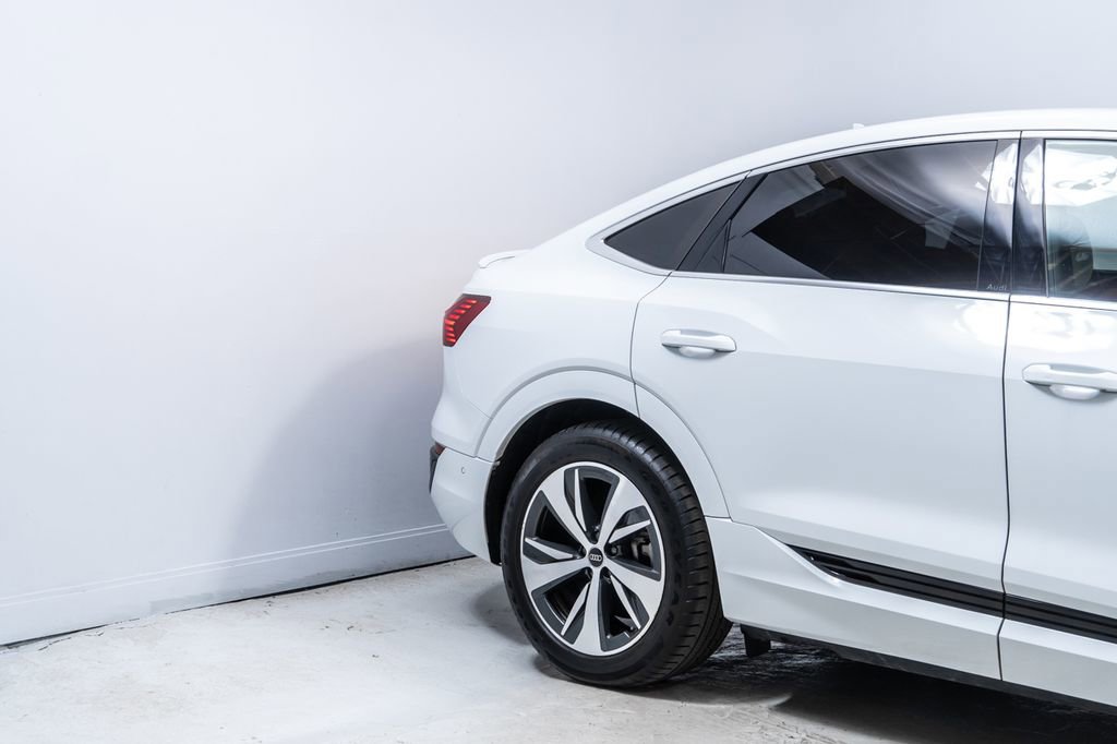 Used 2024 Audi Q8 e-tron Premium Plus image 11