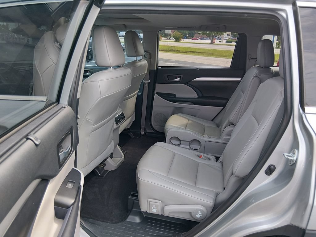 Used 2019 Toyota Highlander XLE FWD image 13