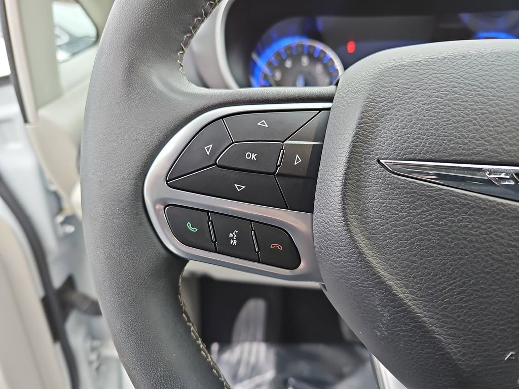Used 2024 Chrysler Pacifica Touring-L image 18