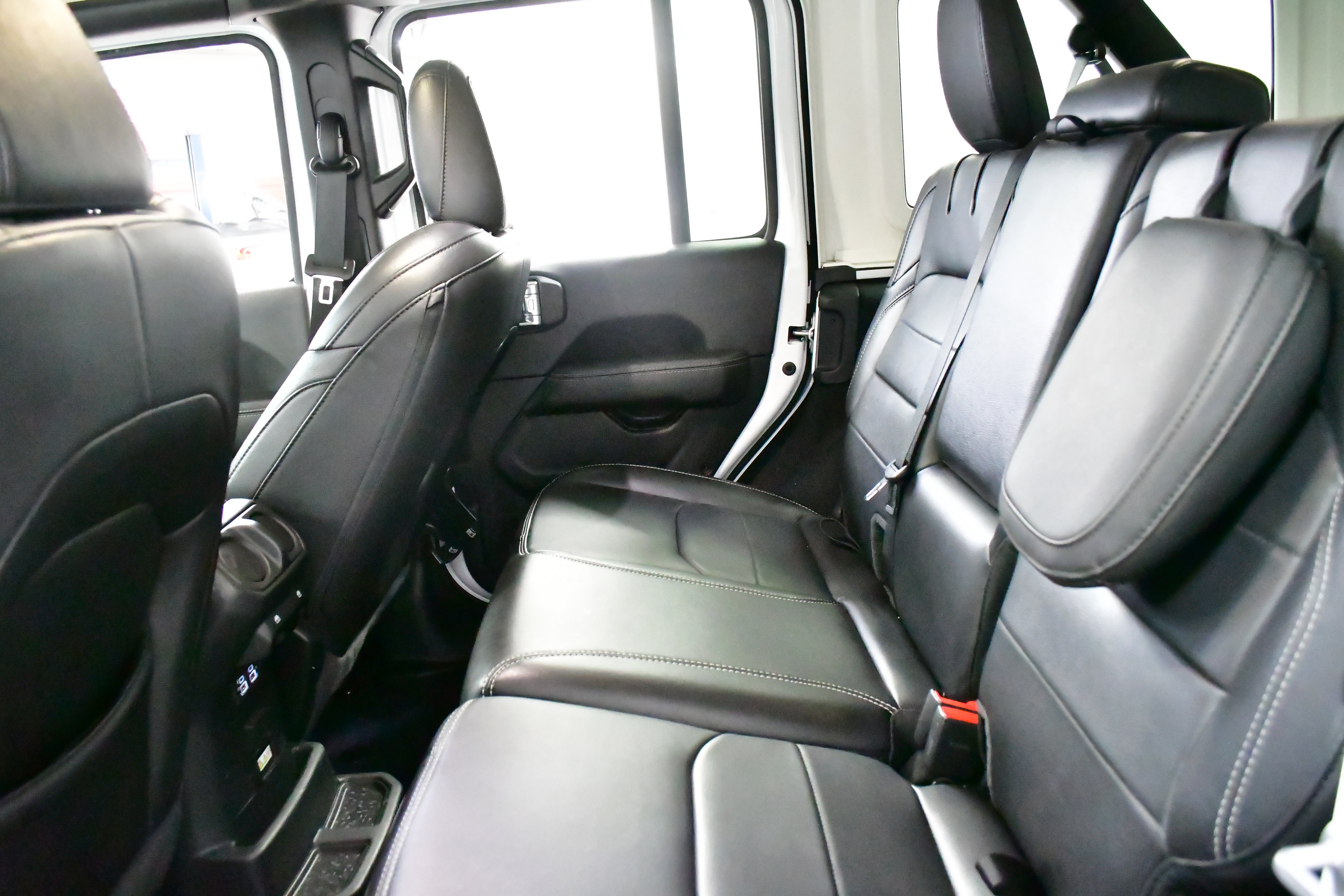 Used 2022 Jeep Wrangler Unlimited Sahara w/ Cold Weather Group image 13