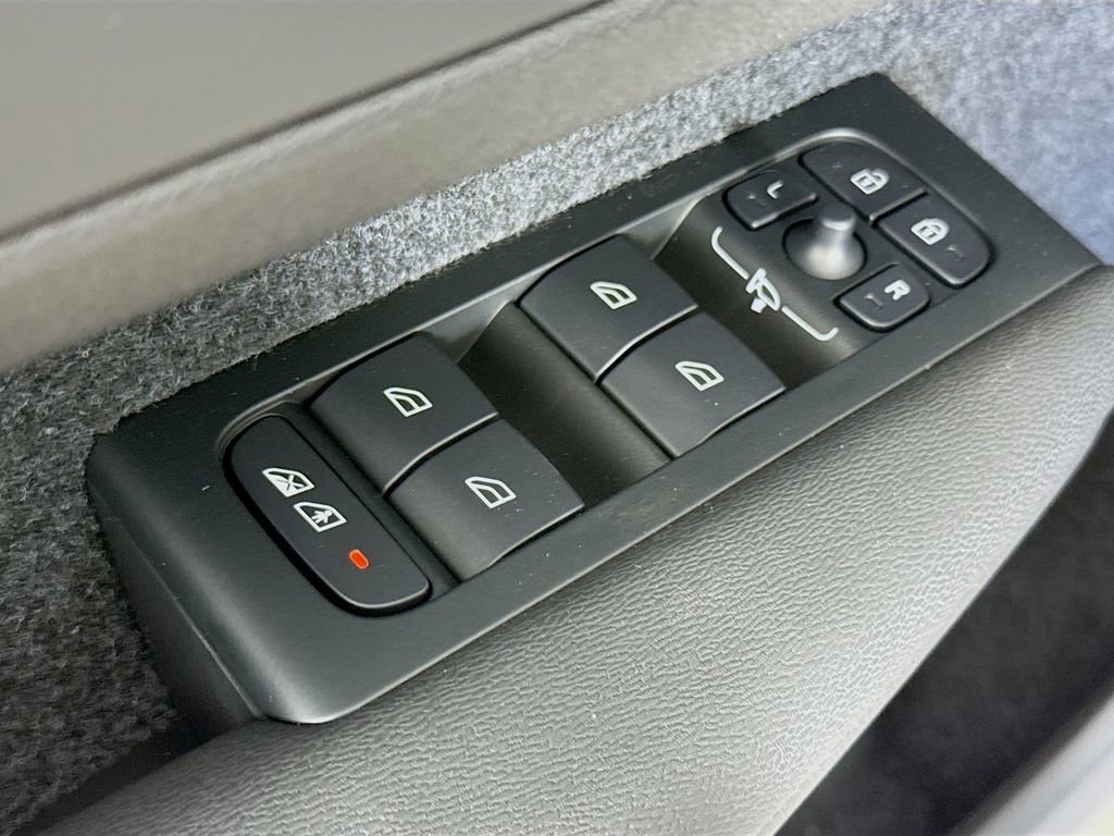 Certified 2026 Volvo XC40 B5 Ultra w/ Climate Package AWD/4WD image 17