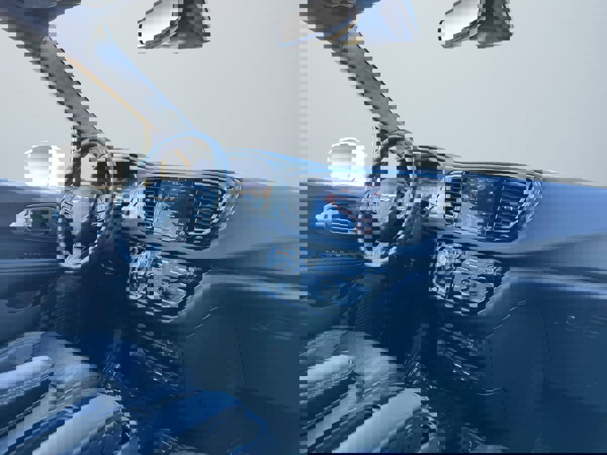 Used 2020 Chrysler Pacifica Touring-L image 14