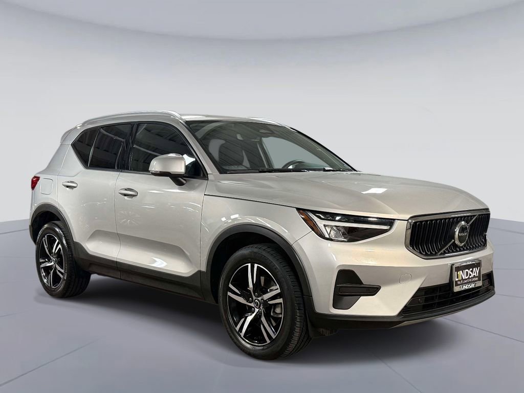 Used 2023 Volvo XC40 B4 Core w/ Convenience Package FWD image 9