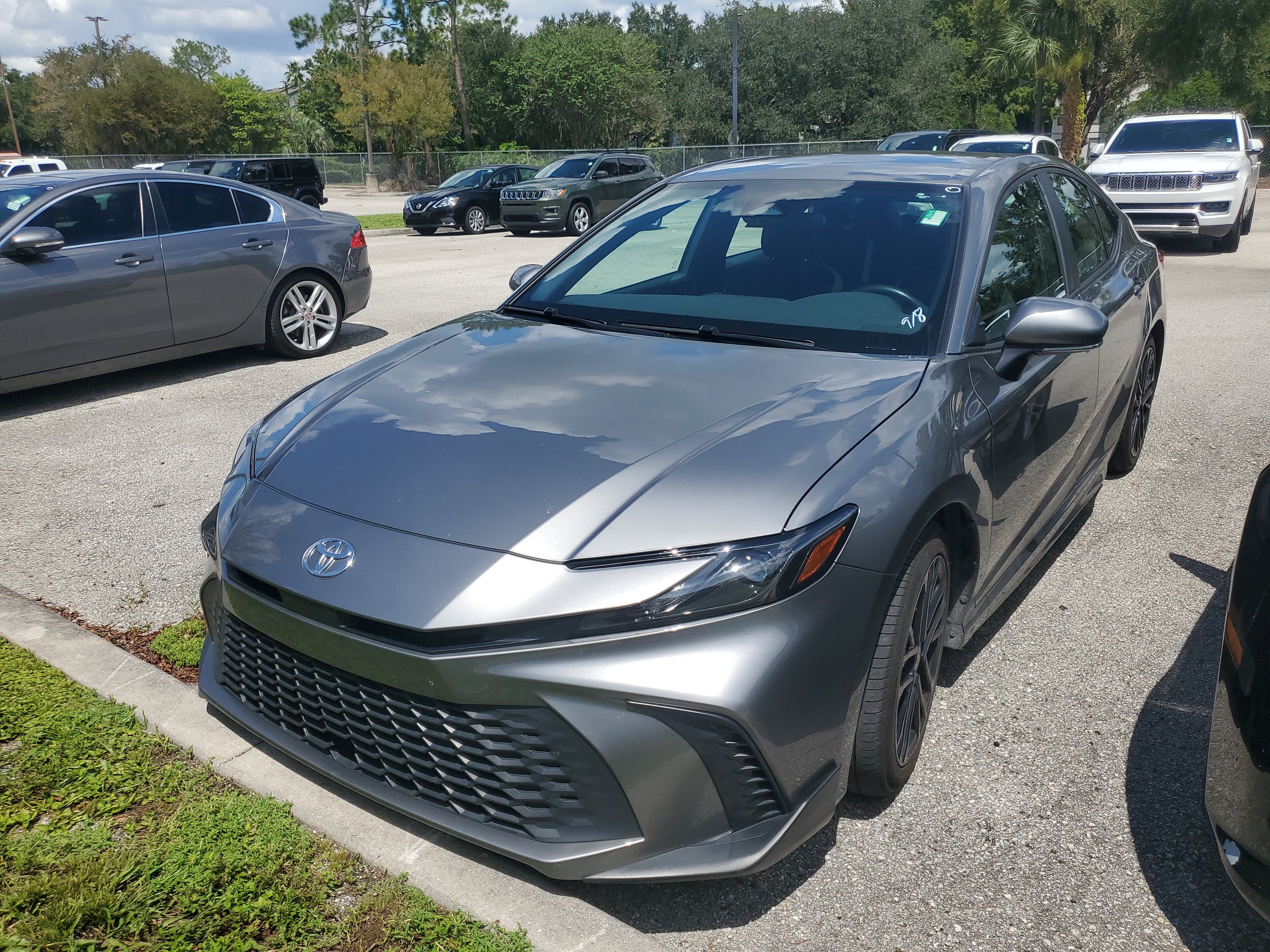 Used 2025 Toyota Camry SE FWD image 4
