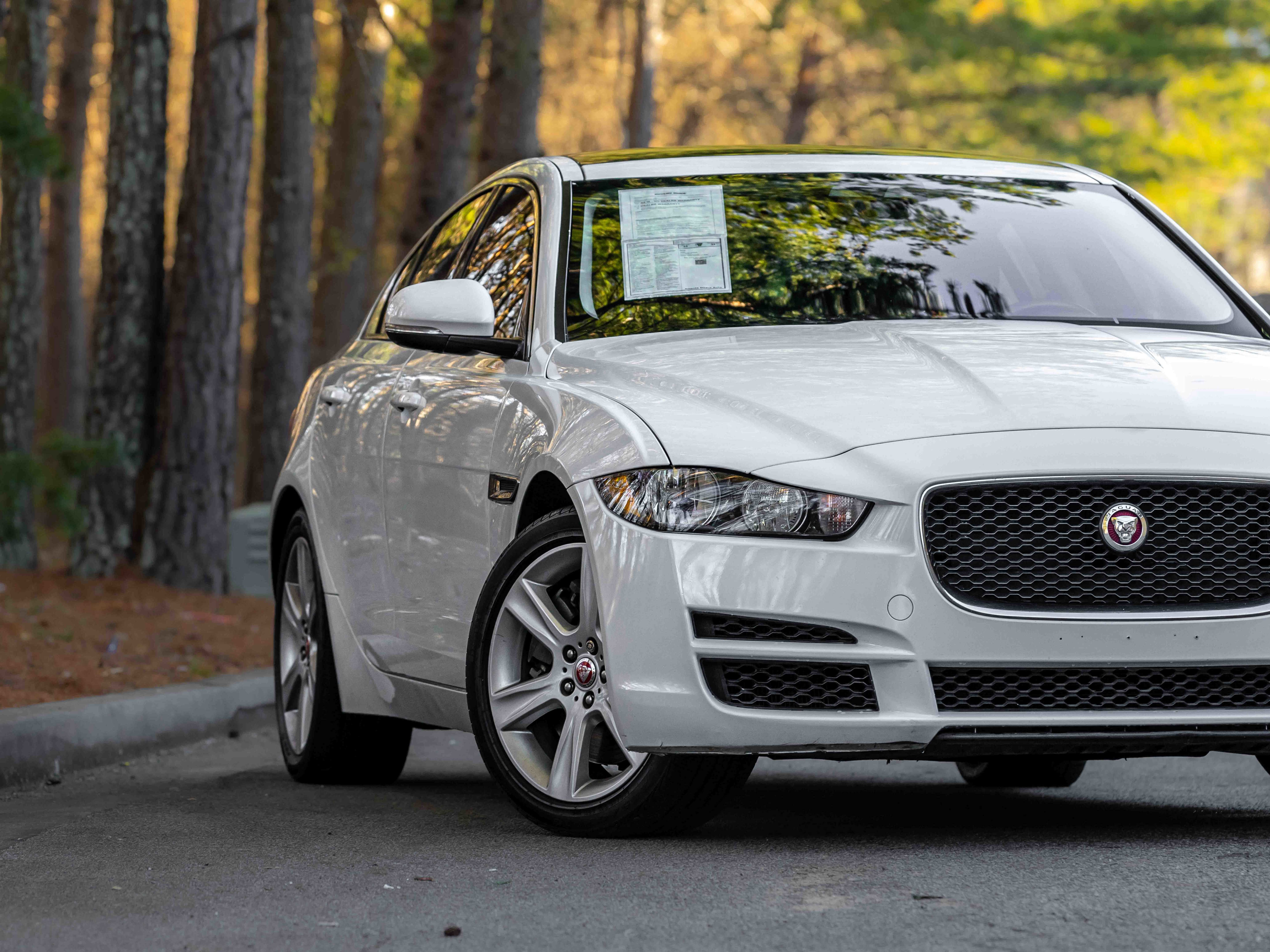 Used 2019 Jaguar XE Premium image 27