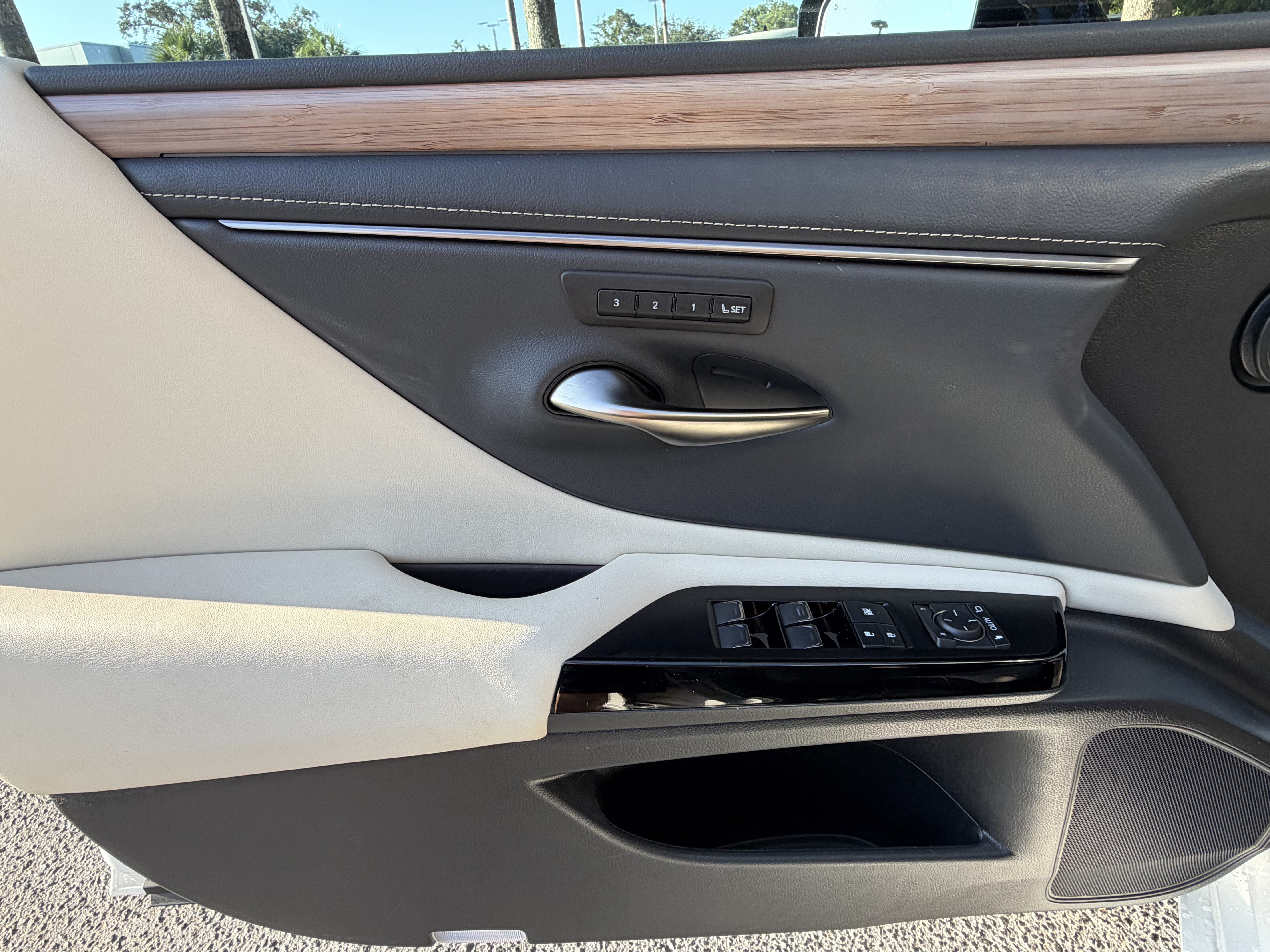 Used 2023 Lexus ES 300h w/ Premium Package FWD image 13